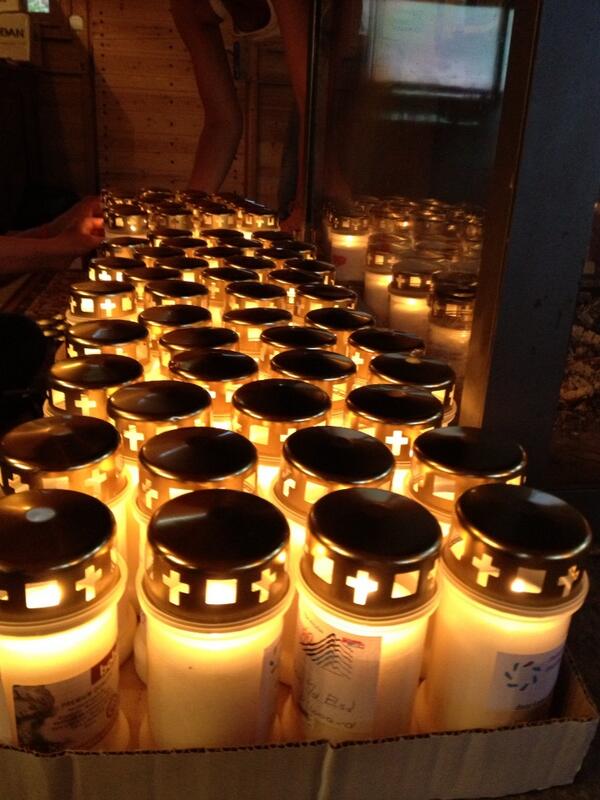FRITS_Hans's tweet photo. Ook @alpedhuzes; kaarsen voor (overleden) dierbaren http://t.co/rFK9Dy8d4i