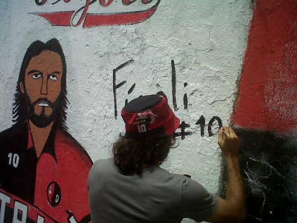 AtalayaPte's tweet photo. @mateofigoli mateo firmando el grafo q se le hizo en atalaya gracias figoli esta banda te quiere http://t.co/Z6mguZR4hA