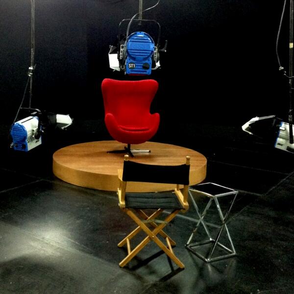 MiniReportes's tweet photo. En la comodidad de esta silla, celebridades contarán impactantes historias que viven #DetrásDLC ¡Pronto! @TelevenTV http://t.co/w4BmTgMpy8