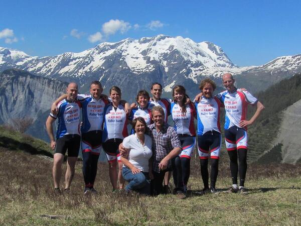 Het team achter de Martin volledig in tenue, klaar voor de klim over minder dan 12 uur #bigchallenge #AD6