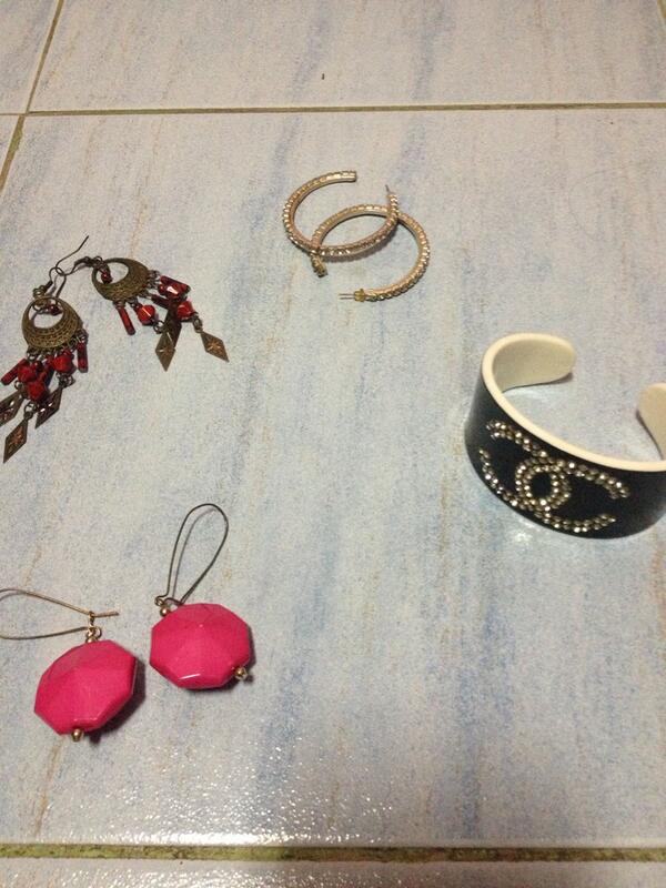 JaVilShop's tweet photo. 15 pesos each :) #earings #bracelet #chanel http://t.co/aFUo5BG5nx