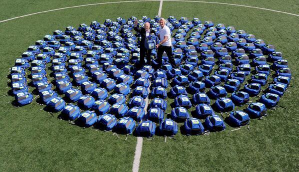 fifacom_es's tweet photo. Las 209 asociaciones miembro recibirán estas nuevas Mochilas de Emergencia Médica de la FIFA http://t.co/u1ecGgKI1n http://t.co/WTuSymqi4m