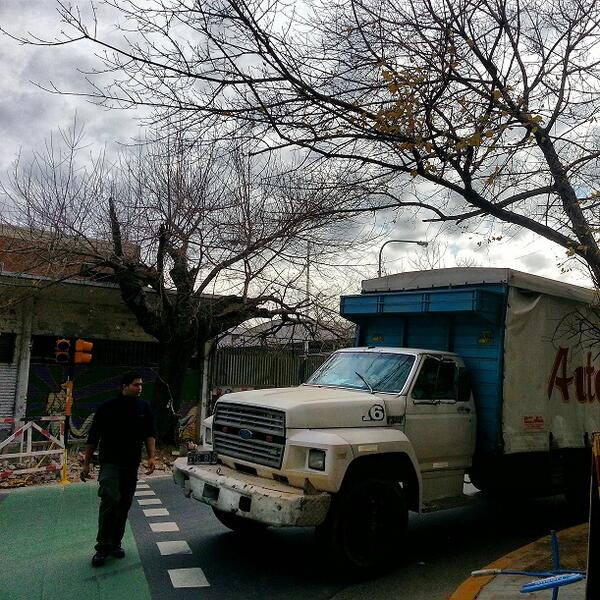 BA_Bici's tweet photo. Bicisenda Gorriti esq Dorrego: el semáforo no anda, el camión imposibilita la vista del ciclista @Guillodietrich http://t.co/MWmSS6woTd