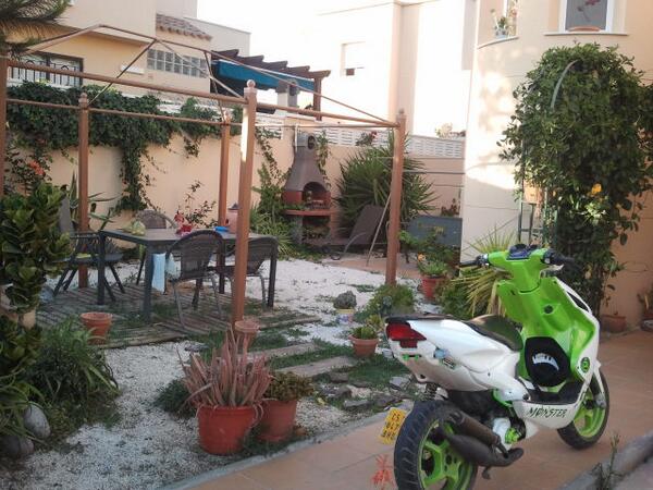 AlexDepum's tweet photo. A quitar una miaja de hierbaa jajjajaj #maresitaqueruina :| http://t.co/8ojjutd7Gp