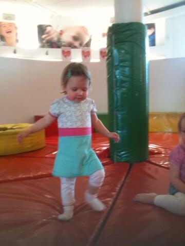 ChristinaBaert's tweet photo. Vera lekker aan het spelen @prenatal. Speciaal voor papa @frankwes die in Oostenrijk is @alpedhuzes http://t.co/8SkChne3fR