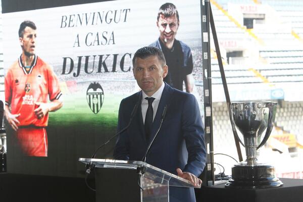 valenciacf's tweet photo. ACTO -#BenvingutacasaDjukic- 'El @valenciacf es un GIGANTE dormido que pienso DESPERTARLO'
http://t.co/Y1hWOlQ5Nr http://t.co/1Qws8ppi3F