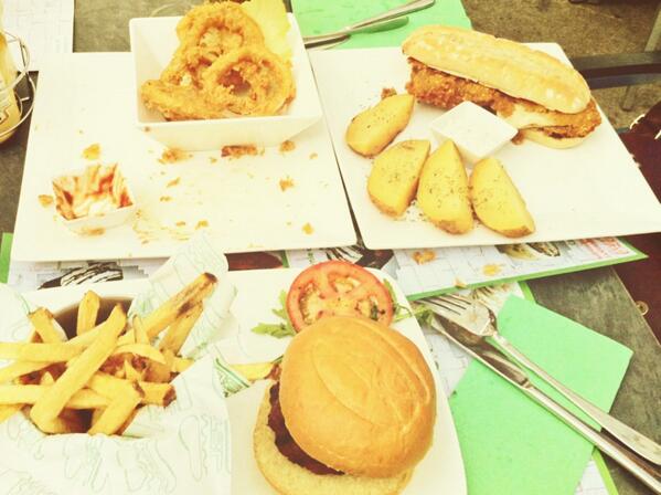 DhqIrie's tweet photo. @YiniYi &amp; @DhqIrie #Catadoras expertas en hamburguesas http://t.co/Rx0ylDafBw