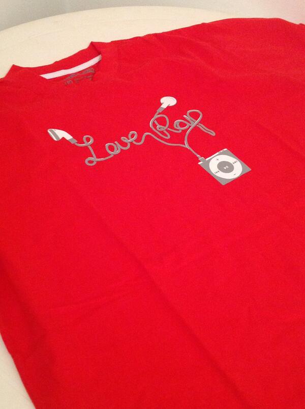 emicidio's tweet photo. “@gutohiphop: Se liga ae família, finalmente chegou a camiseta do @SiteLoveRap!! Noiz http://t.co/hV4ksZdAV6”