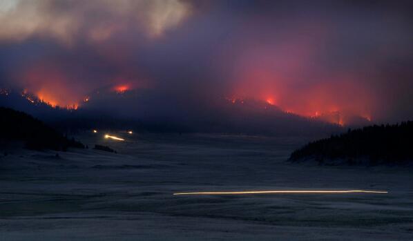 ABQJournal's tweet photo. Long-exposure pic by @pvc_abqj: #ThompsonRidge Fire burns near west side of Valle Grande. http://t.co/OU3neNyqUv http://t.co/sWOK6b4OOW