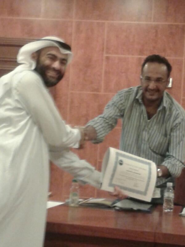 Alsmou's tweet photo. دكتور سامى وهو يسلم الاستاذ حسين المشهور شهادات الحرية النفسية للمستوى الاول http://t.co/OnvklET0an