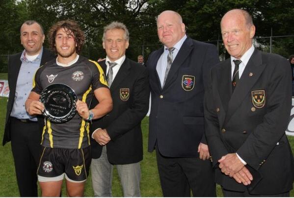 SusiesSevens's tweet photo. @dbibby15 Receiving the MVP Award @SevensAmsterdam #GDBS http://t.co/YGXqI6SyVG