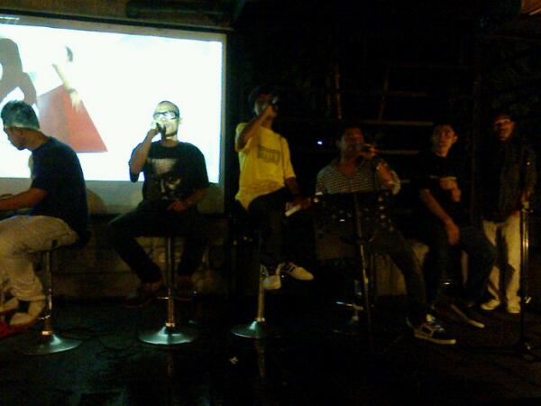 PLAYONRAP's tweet photo. PLAY ON ambil alih microphone olala cafe setiabudhi BDG http://t.co/B0d47m940p