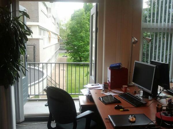 Even de balkondeuren naast mijn werkplek opengooien....