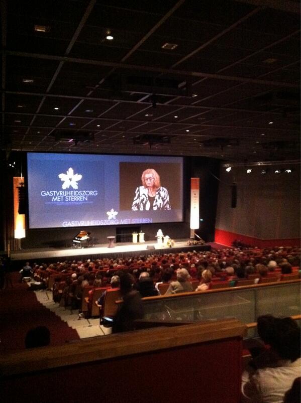 DCCVS's tweet photo. Hoe mooi! 1.100 mensen in de zaal! Wie wint dit jaar? #zorgmetsterren http://t.co/RSh8SoNWdE