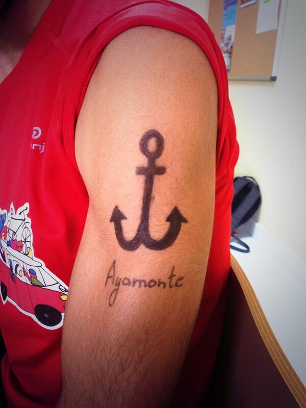 ejdc1992's tweet photo. Sesión de tatuaje en Sociología con @Taisko06 @AlvaroCarrasco9 @AlejandroRD92 http://t.co/zvVy4s5Pzx