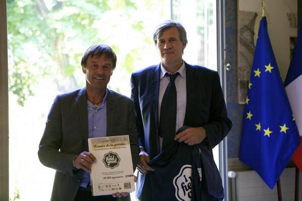 FondationNH's tweet photo. http://t.co/YdVxrGoRdv Hier, Nicolas #Hulot a remis la pétition #IFieldGood à @SLeFoll, 85 305 mercis ! http://t.co/IjgCCiSU0k