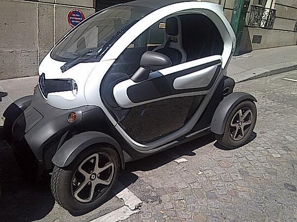 dannymiche's tweet photo. El nuevo furor en Paris, el Smart quedó "grande", ahora viene el Twizy http://t.co/SZDboMjgDY