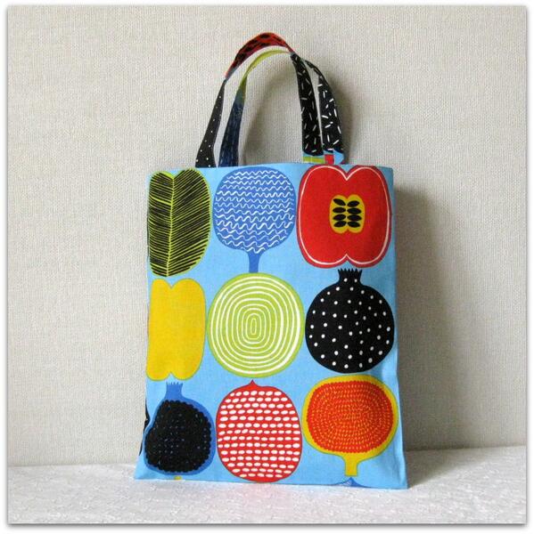 うわっち マリメッコ の生地で作ったミニトートバック第二弾です 妹のオーダーで作ってみたけど 財布とハンカチしか入らない 生地の名前 はkompottiコンポッティ コンポートです Marimekko Handmade Sewing Bag Http T Co Kiwyadxssj