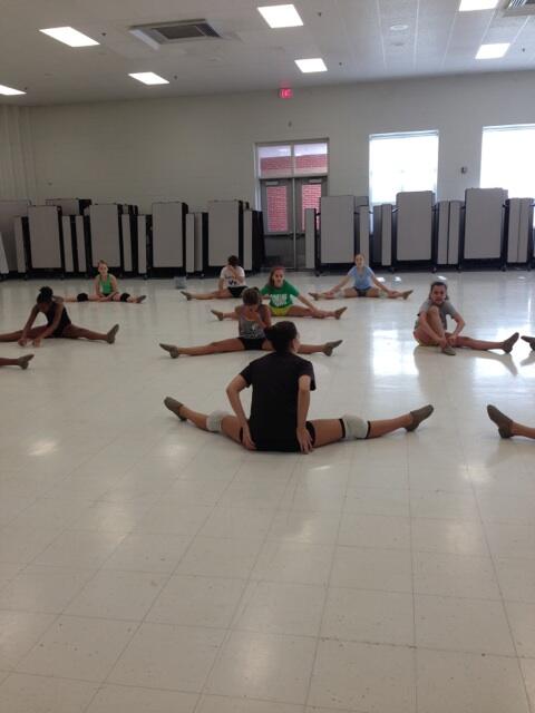 jennk_tay's tweet image. Morning practice flow #MissStatecamp #homeroutine 👯👯👯