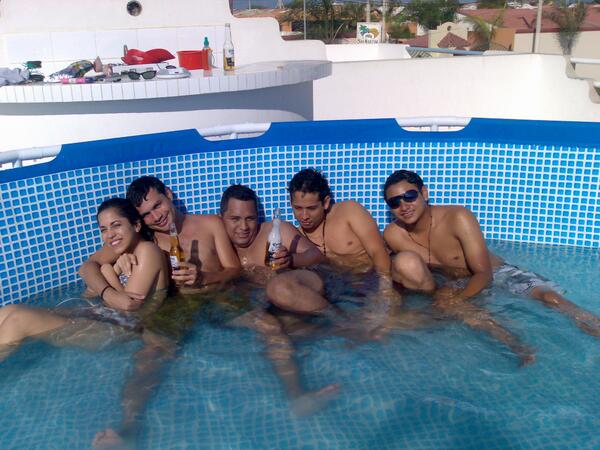 DanielValarezo's tweet photo. #throwbackthursday Carnaval 2008 @marcel8a @PablitoUlloa @JenSuarezS @8484_macias @XavCP que epoca! http://t.co/RVzHzeQJdx