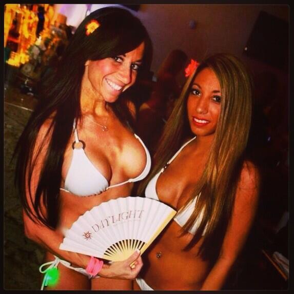 beth_elliot's tweet photo. #daylightvegas #ECLIPSEvegas #bestwednesdaynightparty #lovemyjob http://t.co/pdFfwZ6njO