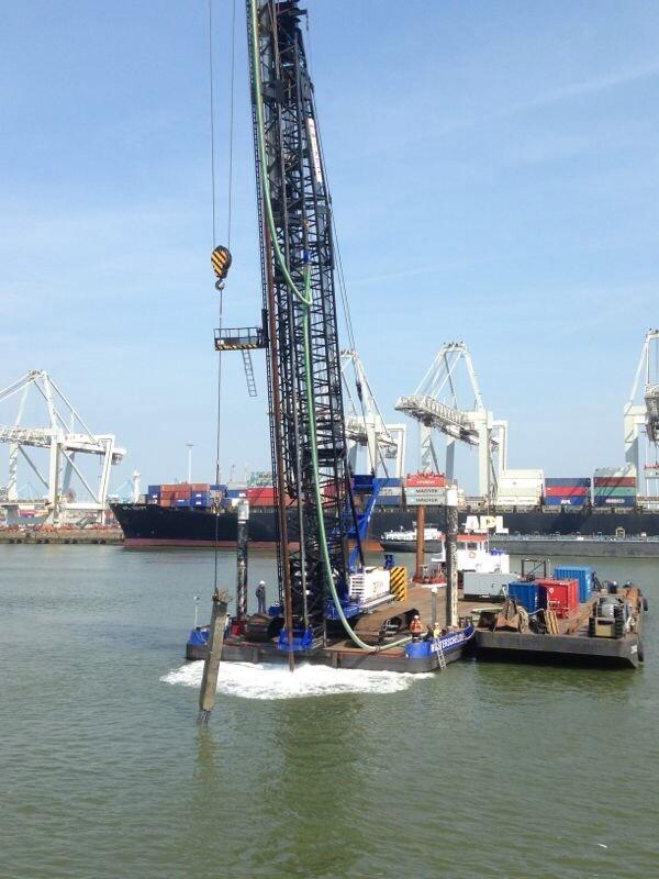 RondGroot's tweet photo. Vandaag eerste test trekken betonpalen Amazonehaven door De Klerk Waterbouw http://t.co/vi2xr4t5Rv