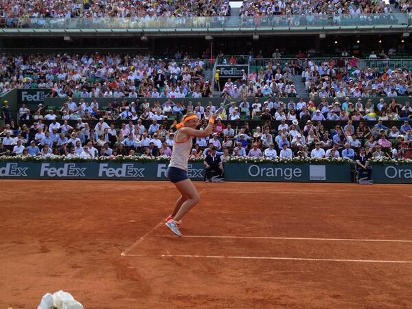 rolandgarros's tweet photo. Azarenka already fought off match points at 2-5 returning, can she do it again? #RG13 #VikaMaria13 http://t.co/uEq2UbobWS