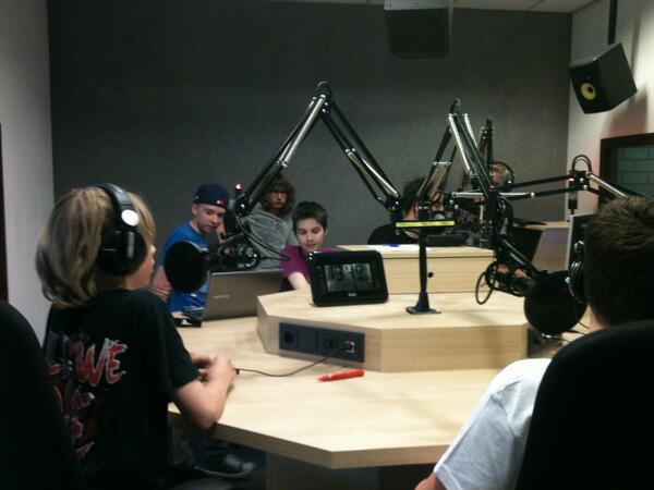 Jongerenkrimpen's tweet photo. Deel 3 van de radioworkshop. Nu echt in de studio!!! @lokradio @PETERindeETHER http://t.co/YFGkAMnX3P