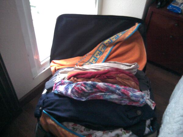 xjazx's tweet image. Oh dear...! #packingnightmare #mylifeinacase