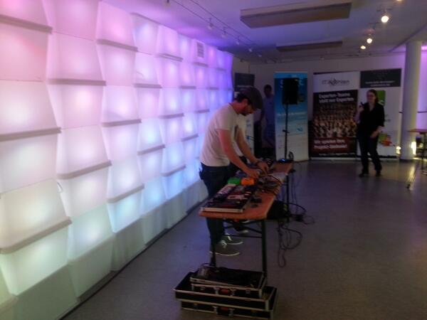 9V erklären wie sie ihre Instrumente hacken #hbdev im Farbenladen. Konzert folgt