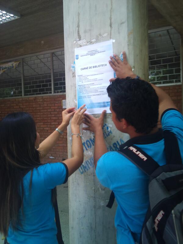 corzitto's tweet photo. @SomosGeluz300 junto a @serbiluz informando a los estudiantes sobre la carnetizacion y solvencias en @FHE_LUZ http://t.co/CVt3c5m7d2