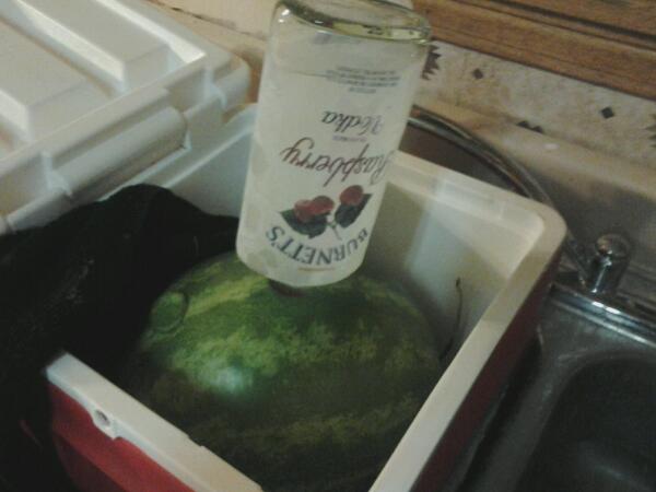 dontt_tess_me's tweet photo. Happy camping #silvercanoe #camping #annual #watermelon #burnetts #melonout #weekend #friends #drink #drank #drunk http://t.co/ZgRgZAH54K