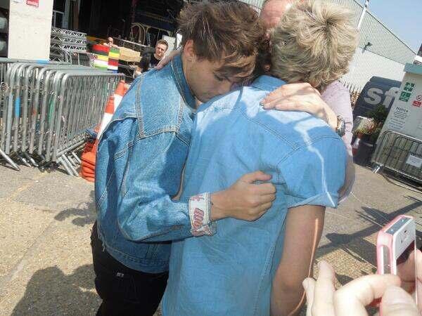 dora_zz_zz's tweet photo. я не плачу я не плачу..

это  так мило^^ http://t.co/HT73YqvB96