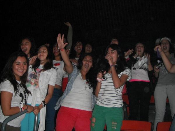 Pam_Goya's tweet image. A YEAR :') @Mana_Almaraz @ClaraLopez1996 @PauBieE @precioushstyles @onedirection #OneDirectionenMexico