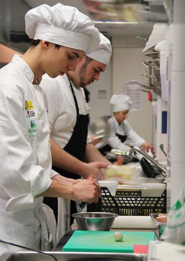 lcbmadrid's tweet photo. Concetración en las cocinas de @lcbmadrid en la final del #premiopromesas http://t.co/pYSikgbfZ7