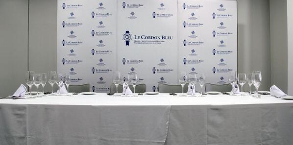 lcbmadrid's tweet photo. Esperando que la mesa del Jurado del #premiopromesas esté llena. En un par de horas comenzarán a salir los platos. http://t.co/03rz76UhP6