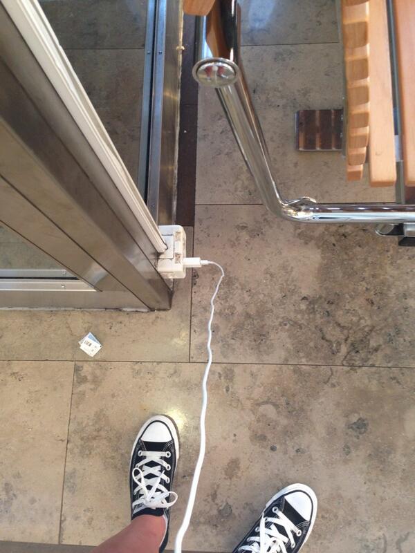 ErikaJohnsson's tweet image. Vad gör man inte för lite ström till mobilen? #igår#knutan#knas