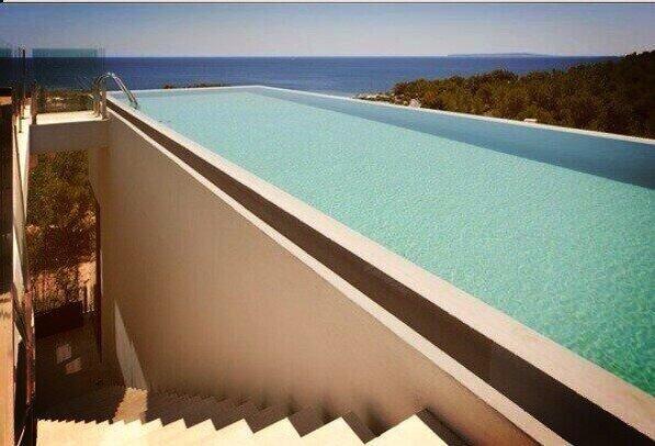 PoolPorn's tweet photo. How could you even make a pool like this? http://t.co/nod8SrLs91