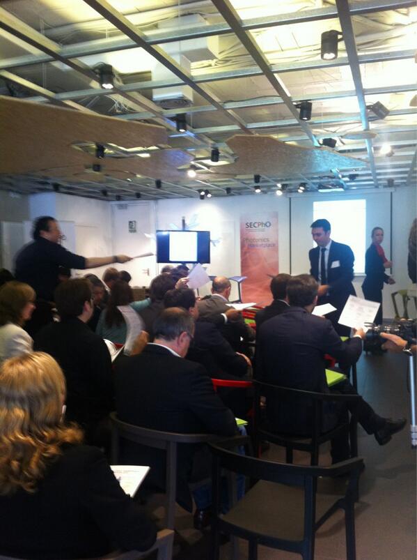 Gemmabatlle's tweet image. Participan a l&apos;assemblea del @SECPhO identificant i llançant reptes tic #cluster_tic #bdigital