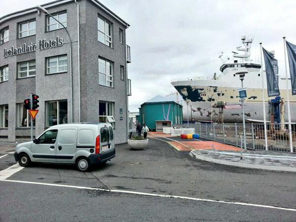 Weather forecast for Reykjavik, Slippbarinn
Temperature 10 - 12°C
Gentle breeze, 5 m/s from southeast
Afternoon rain