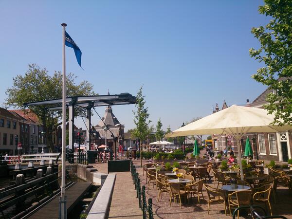 Alle terrassen zijn weer open. Het is een mooie dag voor een lekker ijsje, een koude lunch of een lekker koud biertje