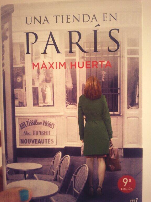 Tras toda la mañana esperando... me acaba de llegar a casa Una tienda en París de @maximhuerta :) #librosparalaplaya