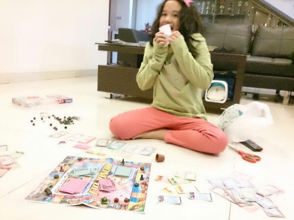 warawiritrans7's tweet photo. Dicurangin anak kelas 4 SD main Monopoli. Cuma bisa pasrah.. http://t.co/IpiurRmvTf