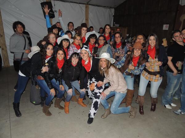 TuGranEscapada's tweet photo. La típica foto que demuestran lo bien que lo pasan los grupos celebrando una despedida de solter@ en Tu Gran Escapada http://t.co/kzN94obCBI