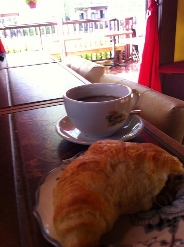 LaurierLounge's tweet photo. Sunny day on patio again today wow ! http://t.co/CCHbpvgiNc