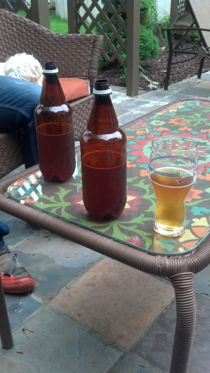 ccchhhccchhhh's tweet photo. First batch of home brew #beer #rookies #nottoobad http://t.co/I7J8xl049V