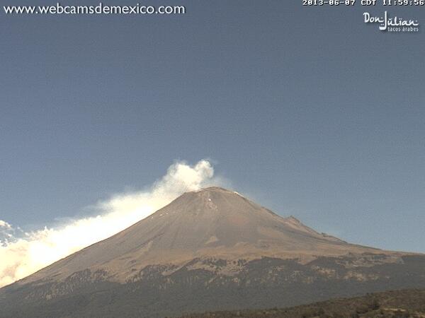 webcamsdemexico's tweet photo. El Popo en este momento. Fumarola que se va hacía en SurOeste, los vientos... http://t.co/BcRa23BJtu