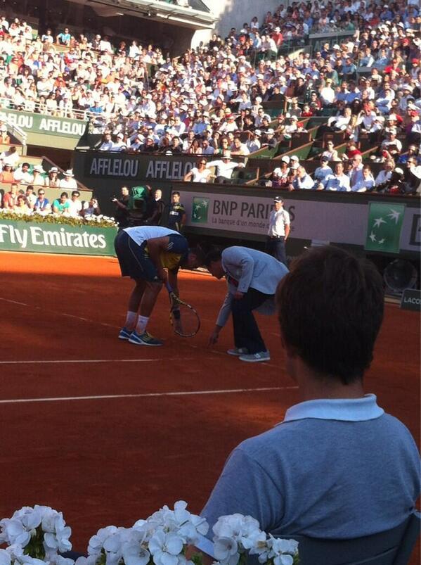 rolandgarros's tweet photo. Tsonga and chair umpire James Keothavong discussing another mark #RG13 http://t.co/FFOCbdlYOj