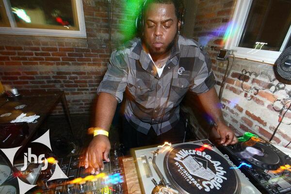 djslant's tweet image. pic of badboy DJ @Deinfamous spinning a #2Tuff gig, we always rockin the @milkcratenyc slipmats #Dnb #DC @2TuffDC
