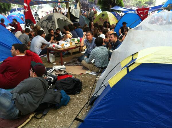 Demonstranter i Geziparken här i Istanbul har inga planer på att gå hem. 